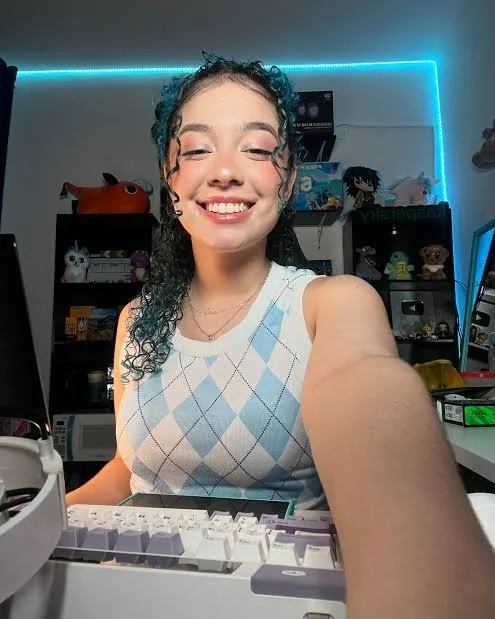 Fluxo maisa e muito gostosa olha essa cara de safada😏😈😈 main image