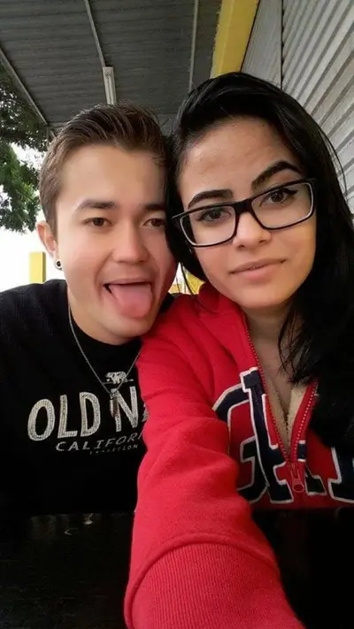 [CLÁSSICO] Recebido do usuário mais antigo viciado em exibir sua esposa magrinha gostosa cover image