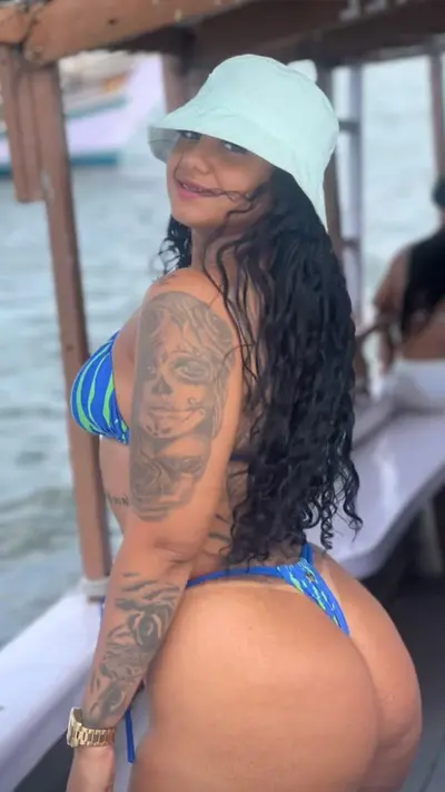 Morena linda ...olha o tamanho do rabo gostoso cover image
