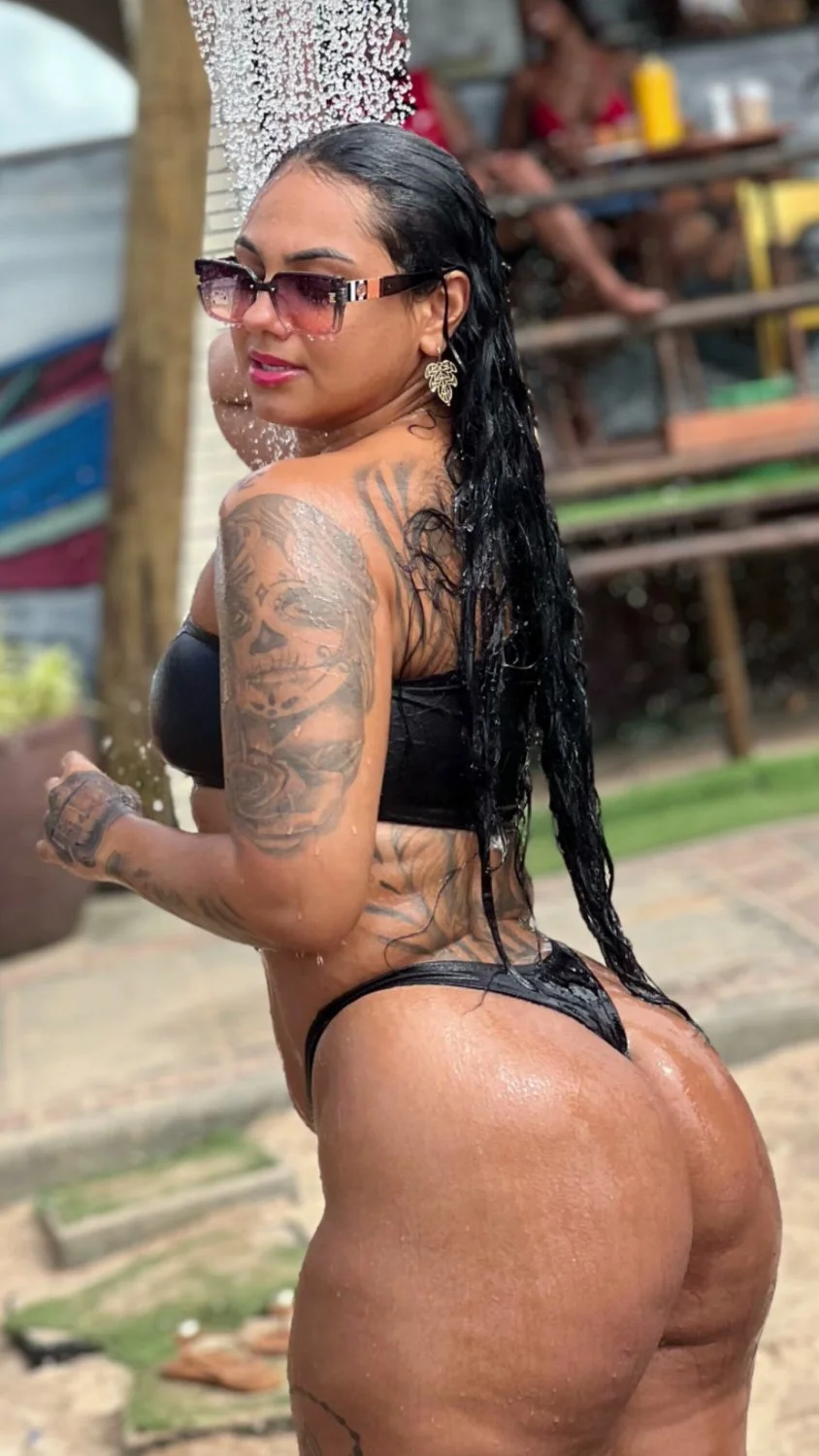 Morena linda ...olha o tamanho do rabo gostoso image 4