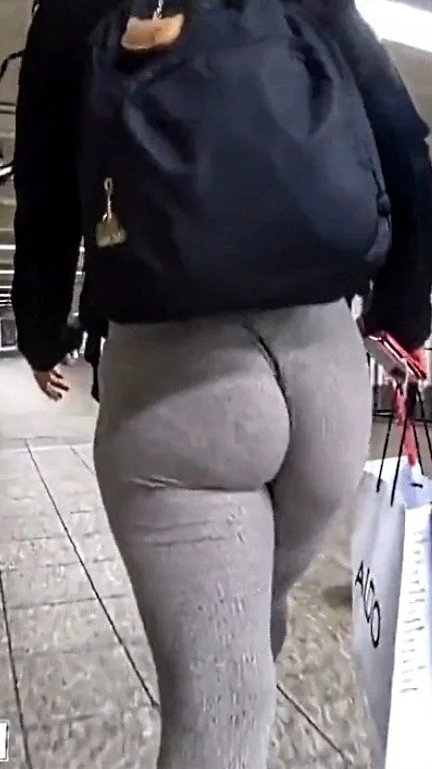 Flagra de rabuda de legging socada // no final ela percebe a câmera image 3