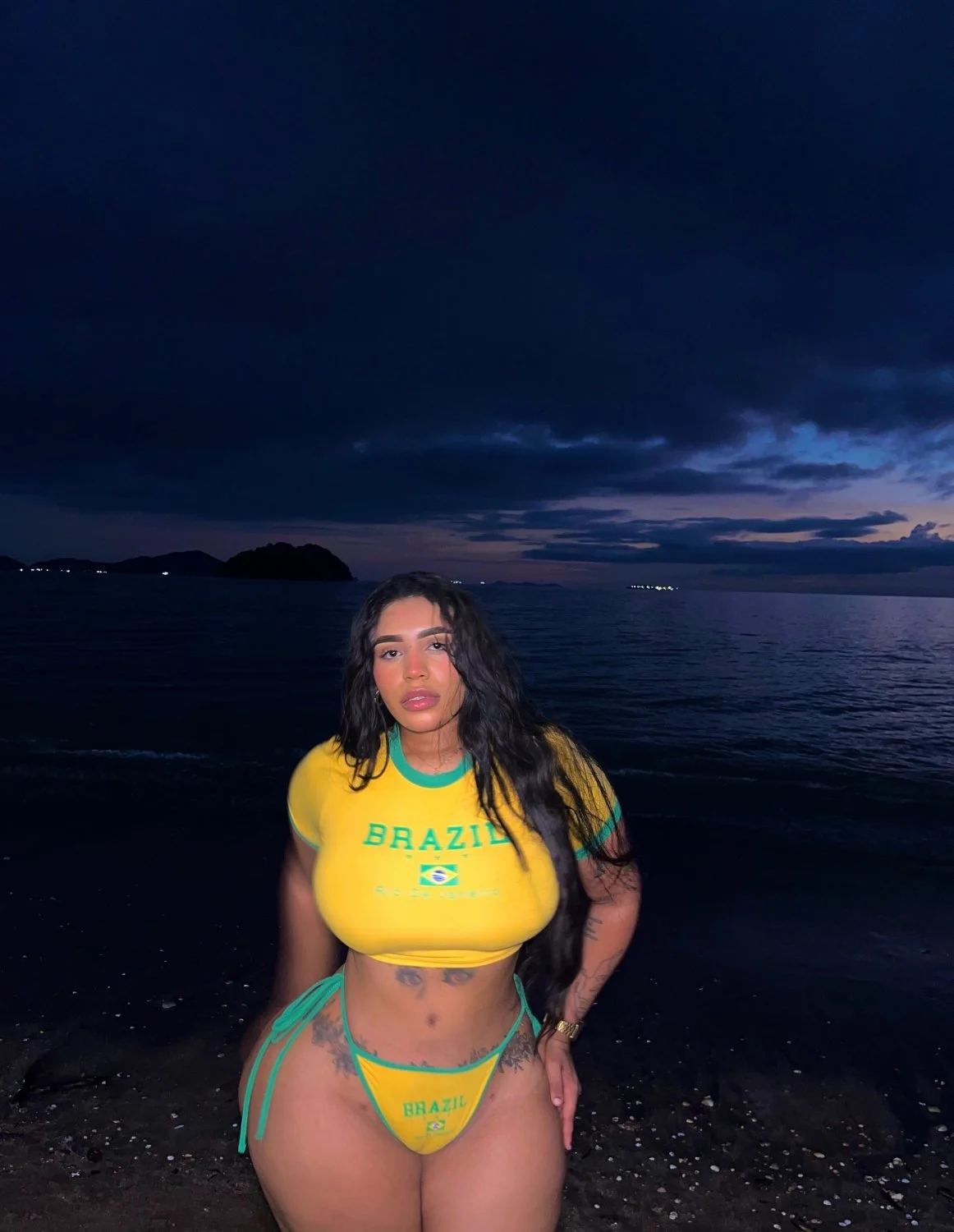 Morena de peitão e bundão enormes,linda levando pica deliciosamente image 4