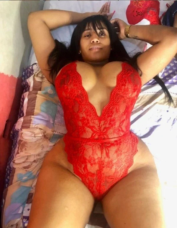 Morena de peitão e bundão enormes,linda levando pica deliciosamente image 7