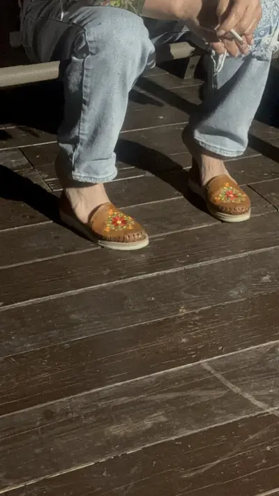 Esta es la señora😍 q me renta me encantan sus pies,esta vez no los tiene pintados pero están bonito cover image