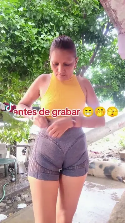 Fotos y videos de milf venezolana con tremenda Cuca bien marcada no usa ropa interior cover image