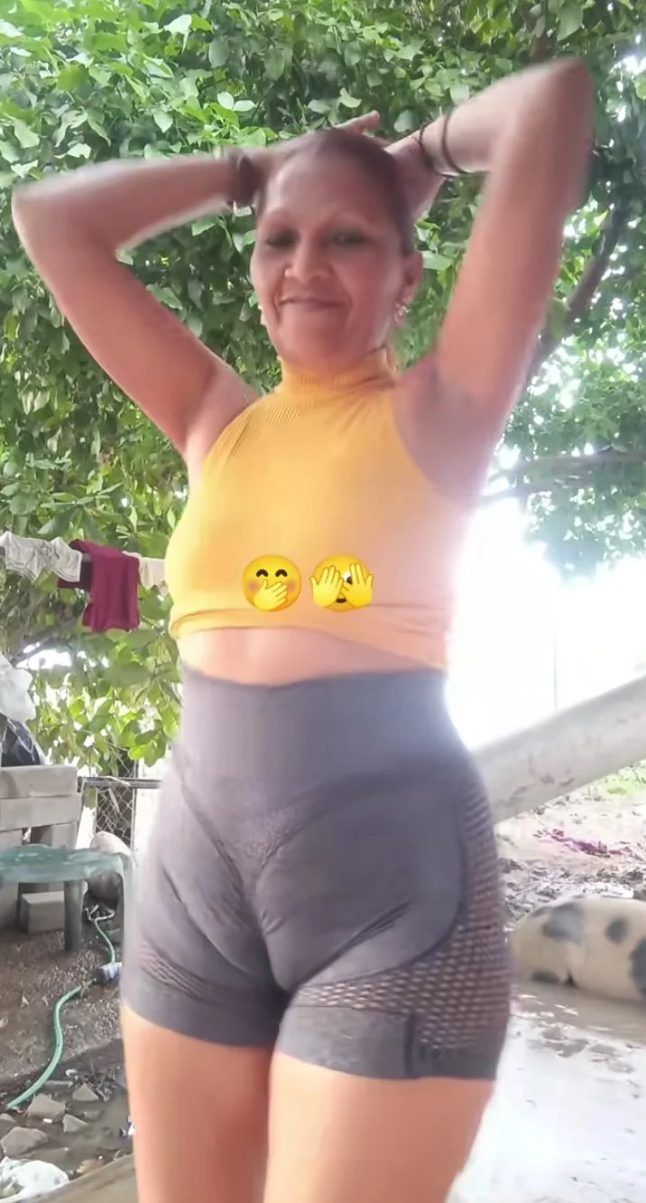 Fotos y videos de milf venezolana con tremenda Cuca bien marcada no usa ropa interior image 10