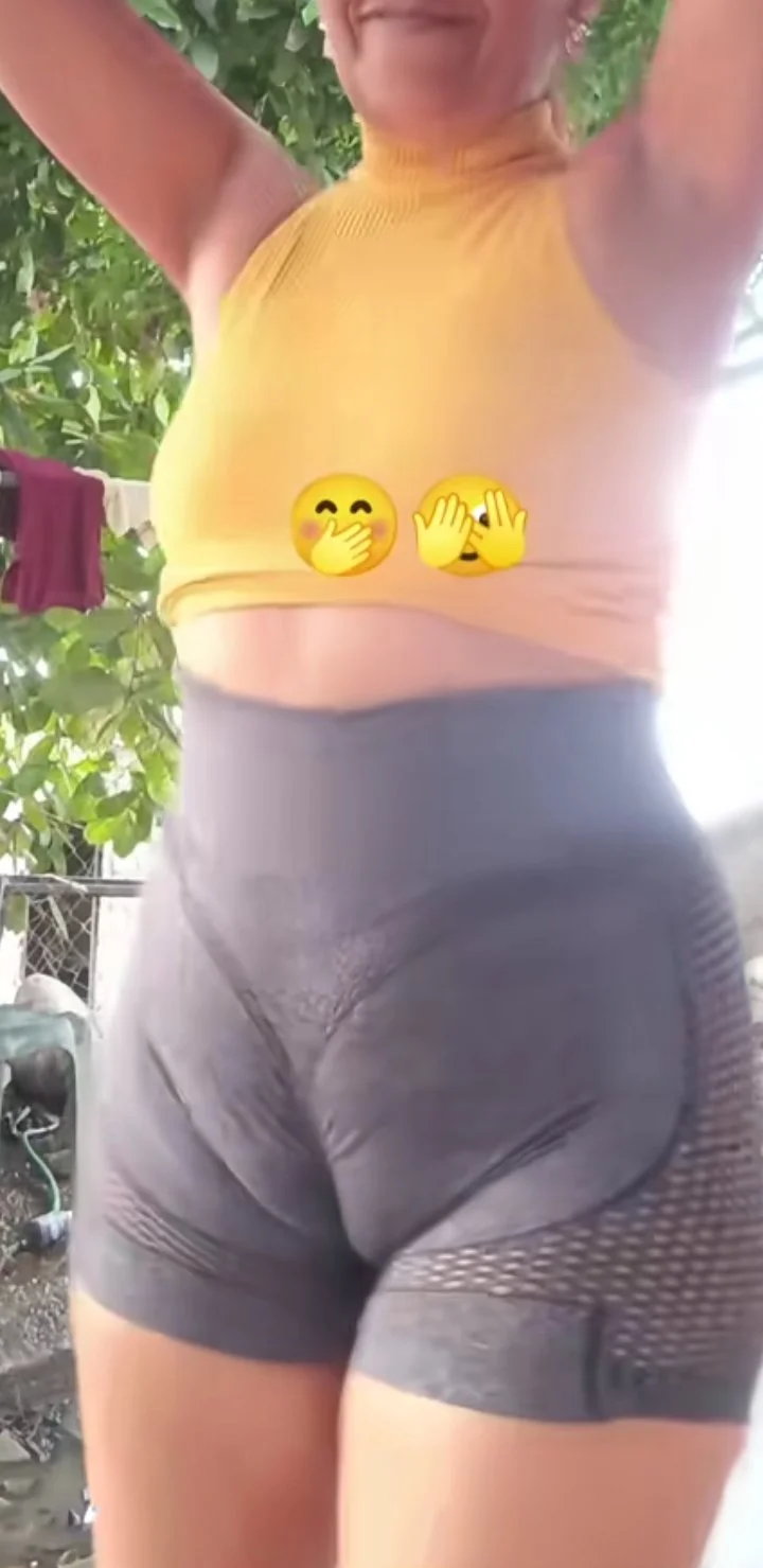 Fotos y videos de milf venezolana con tremenda Cuca bien marcada no usa ropa interior image 13