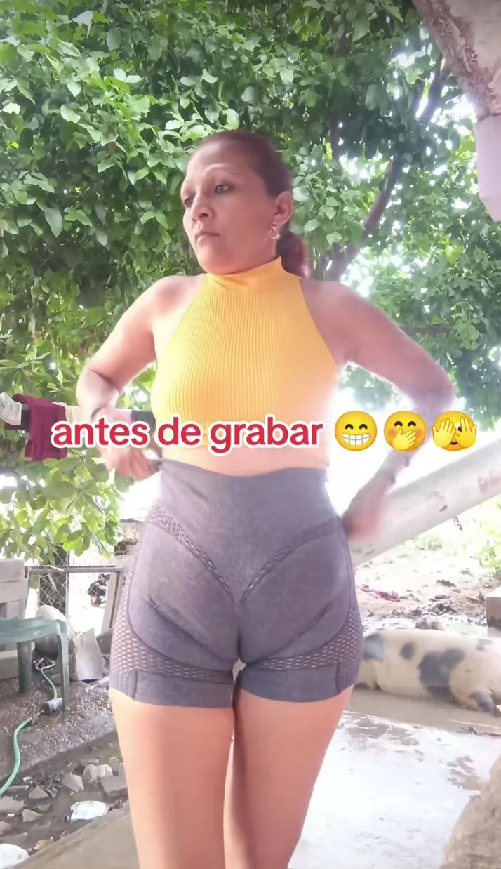 Fotos y videos de milf venezolana con tremenda Cuca bien marcada no usa ropa interior image 14