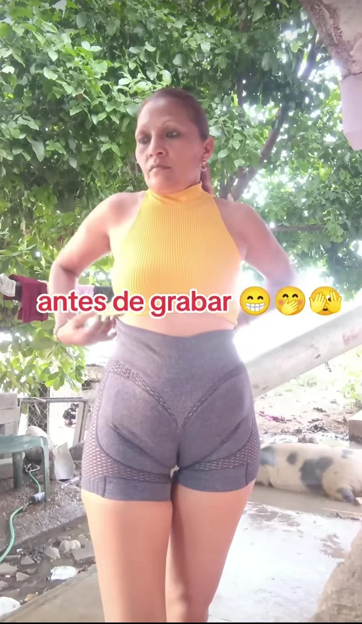 Fotos y videos de milf venezolana con tremenda Cuca bien marcada no usa ropa interior image 16