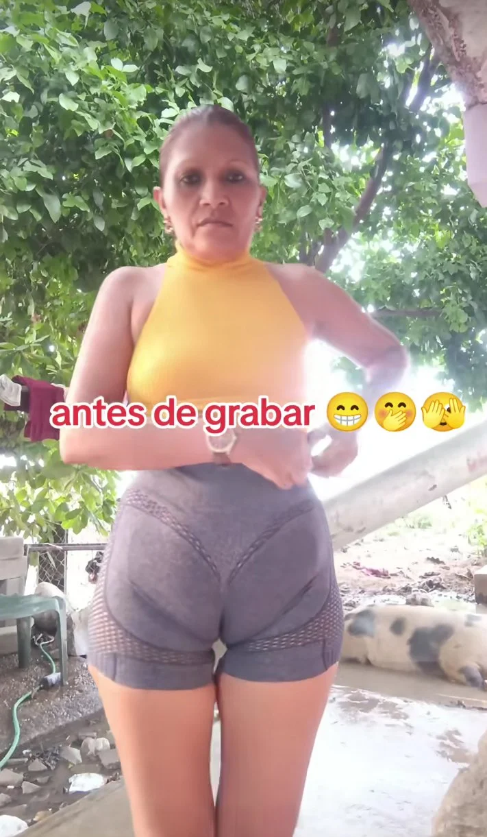 Fotos y videos de milf venezolana con tremenda Cuca bien marcada no usa ropa interior image 19