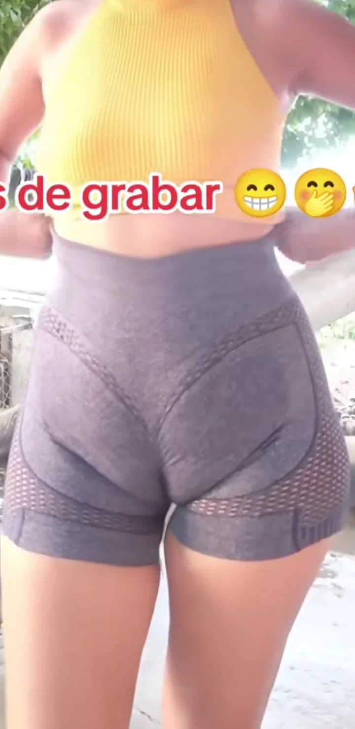 Fotos y videos de milf venezolana con tremenda Cuca bien marcada no usa ropa interior image 20