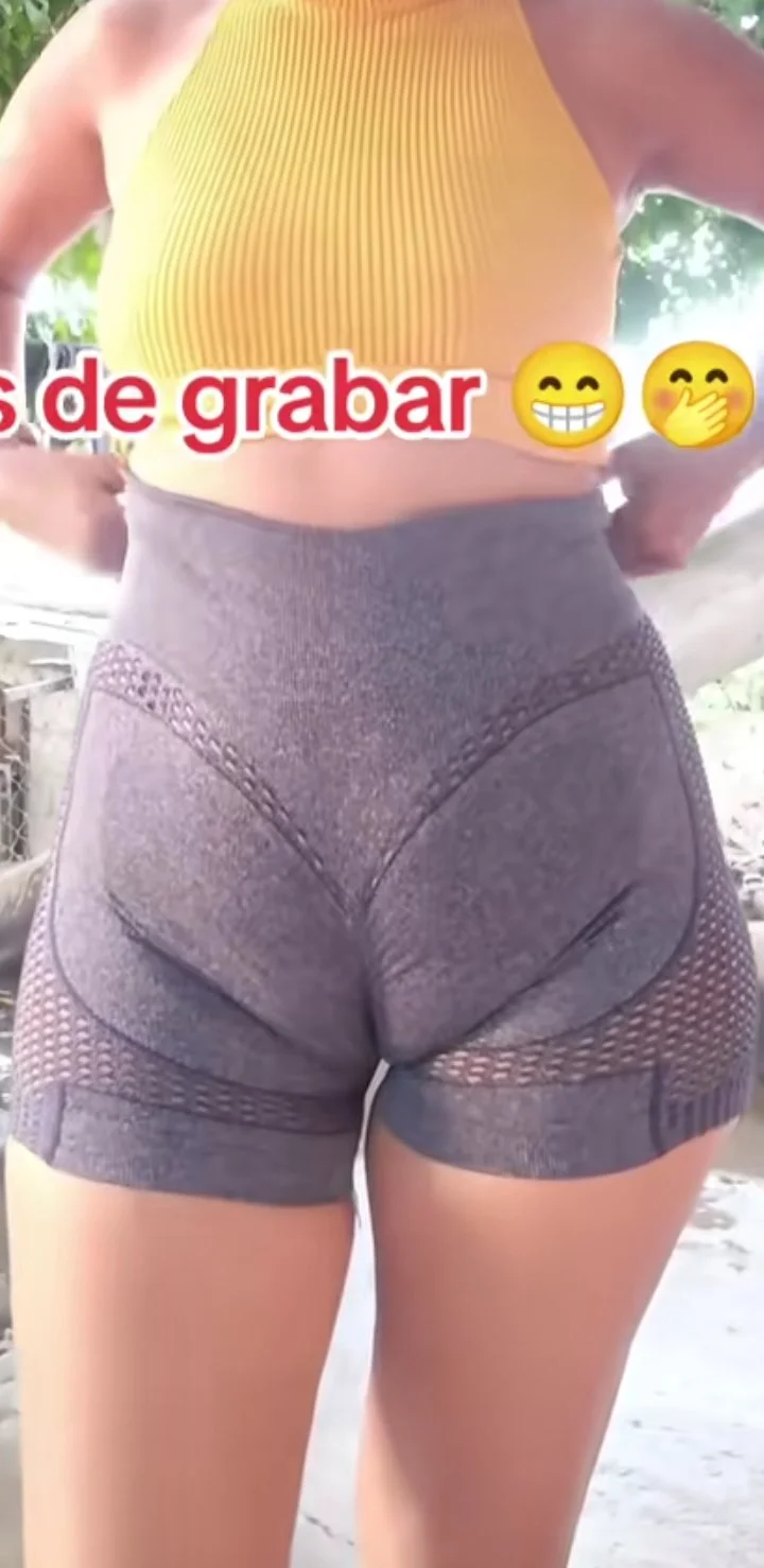 Fotos y videos de milf venezolana con tremenda Cuca bien marcada no usa ropa interior image 21