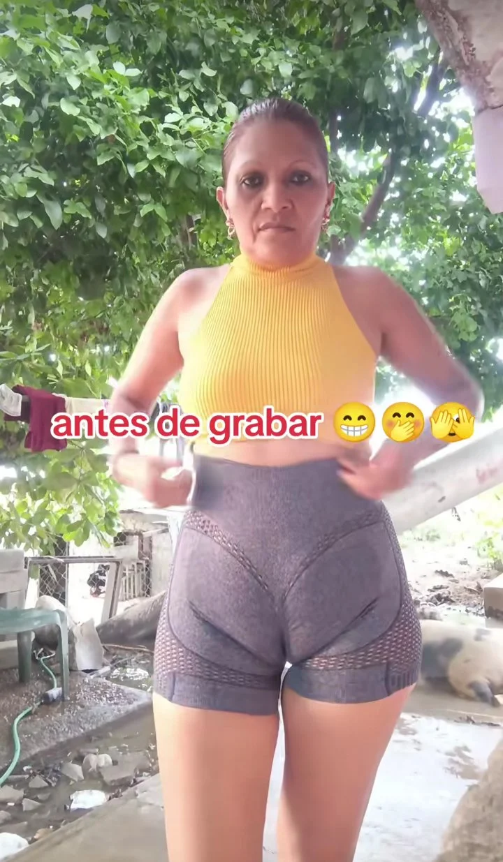 Fotos y videos de milf venezolana con tremenda Cuca bien marcada no usa ropa interior image 22