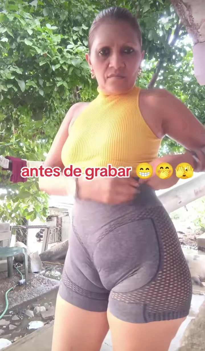 Fotos y videos de milf venezolana con tremenda Cuca bien marcada no usa ropa interior image 23