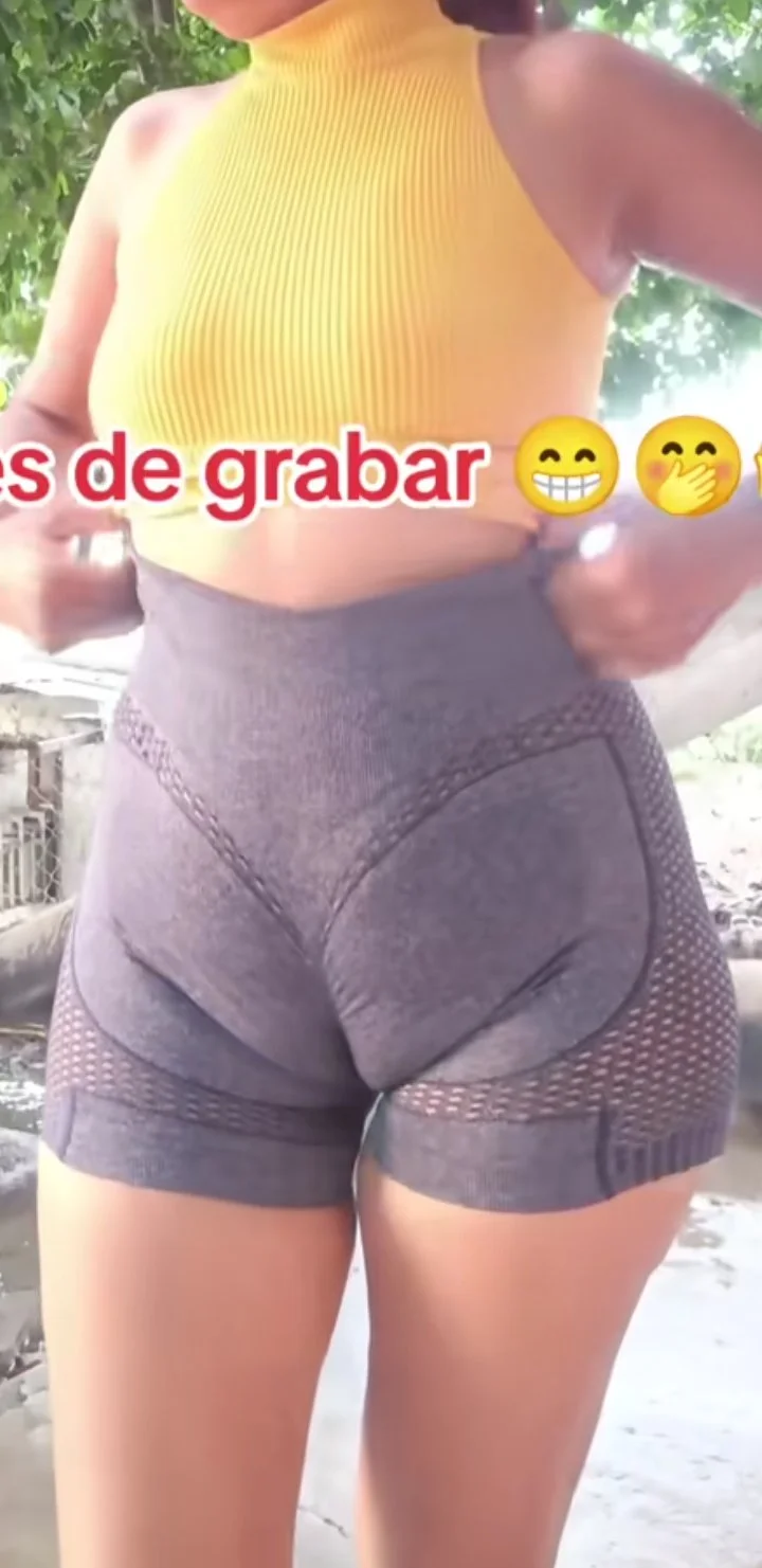 Fotos y videos de milf venezolana con tremenda Cuca bien marcada no usa ropa interior image 24