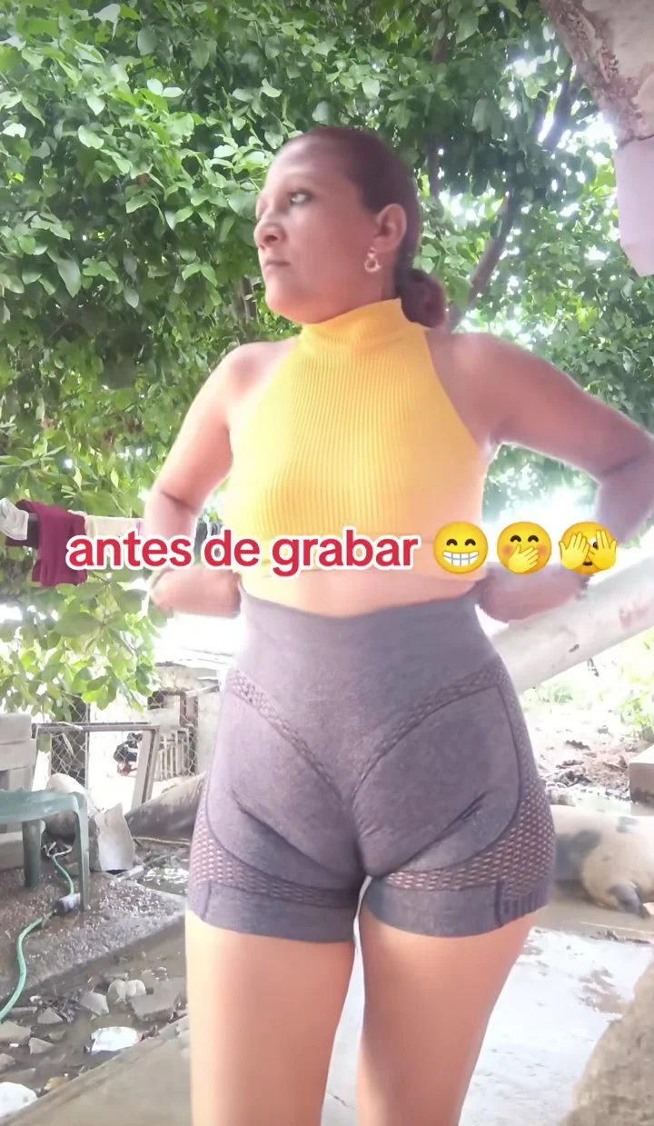 Fotos y videos de milf venezolana con tremenda Cuca bien marcada no usa ropa interior image 25