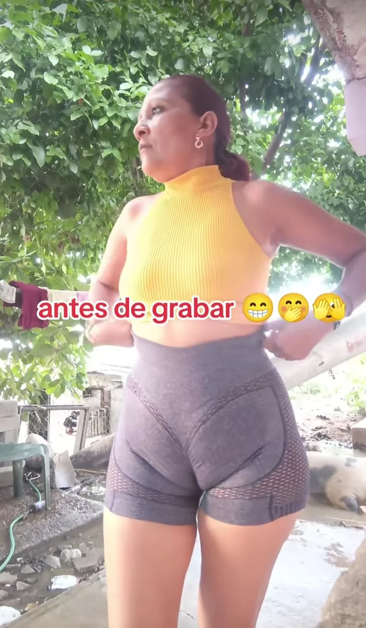 Fotos y videos de milf venezolana con tremenda Cuca bien marcada no usa ropa interior image 26