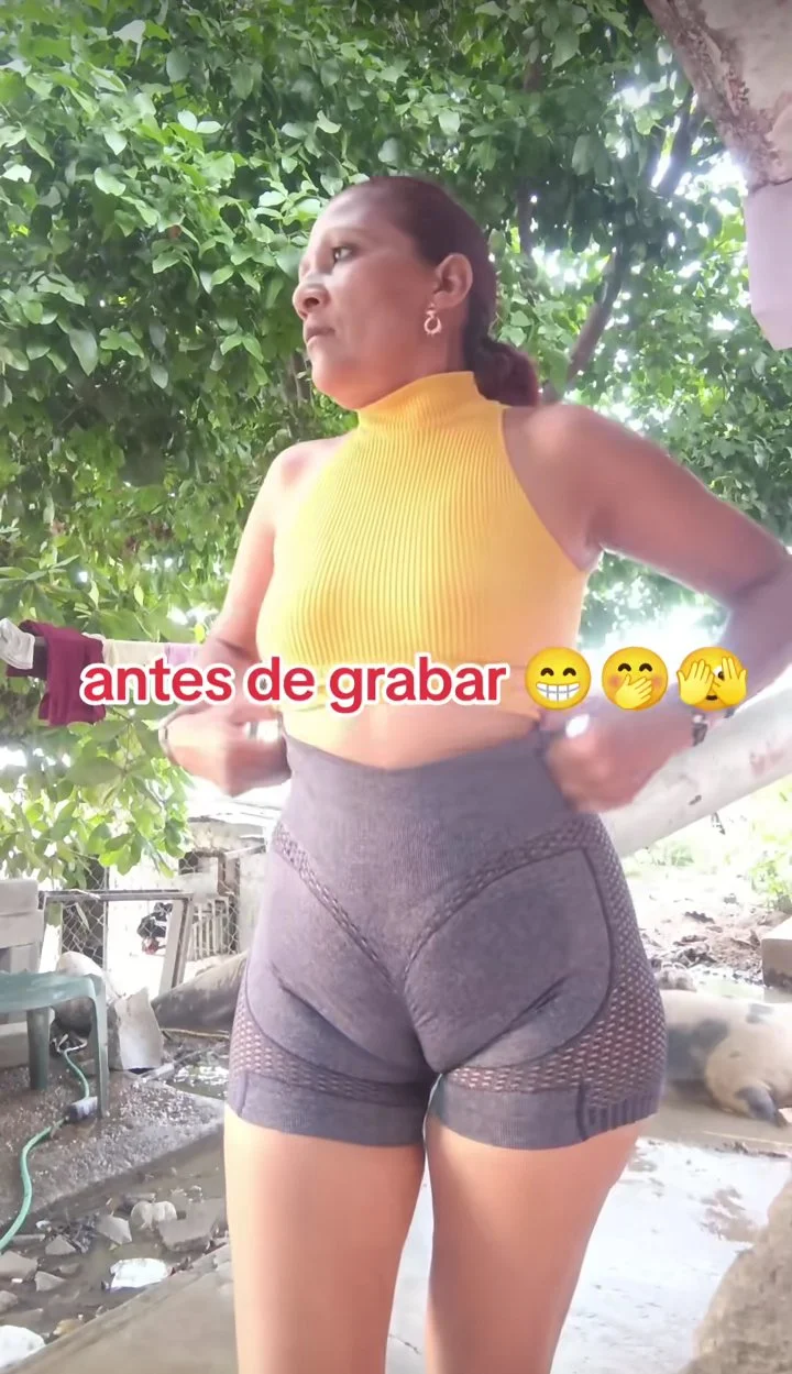 Fotos y videos de milf venezolana con tremenda Cuca bien marcada no usa ropa interior image 27