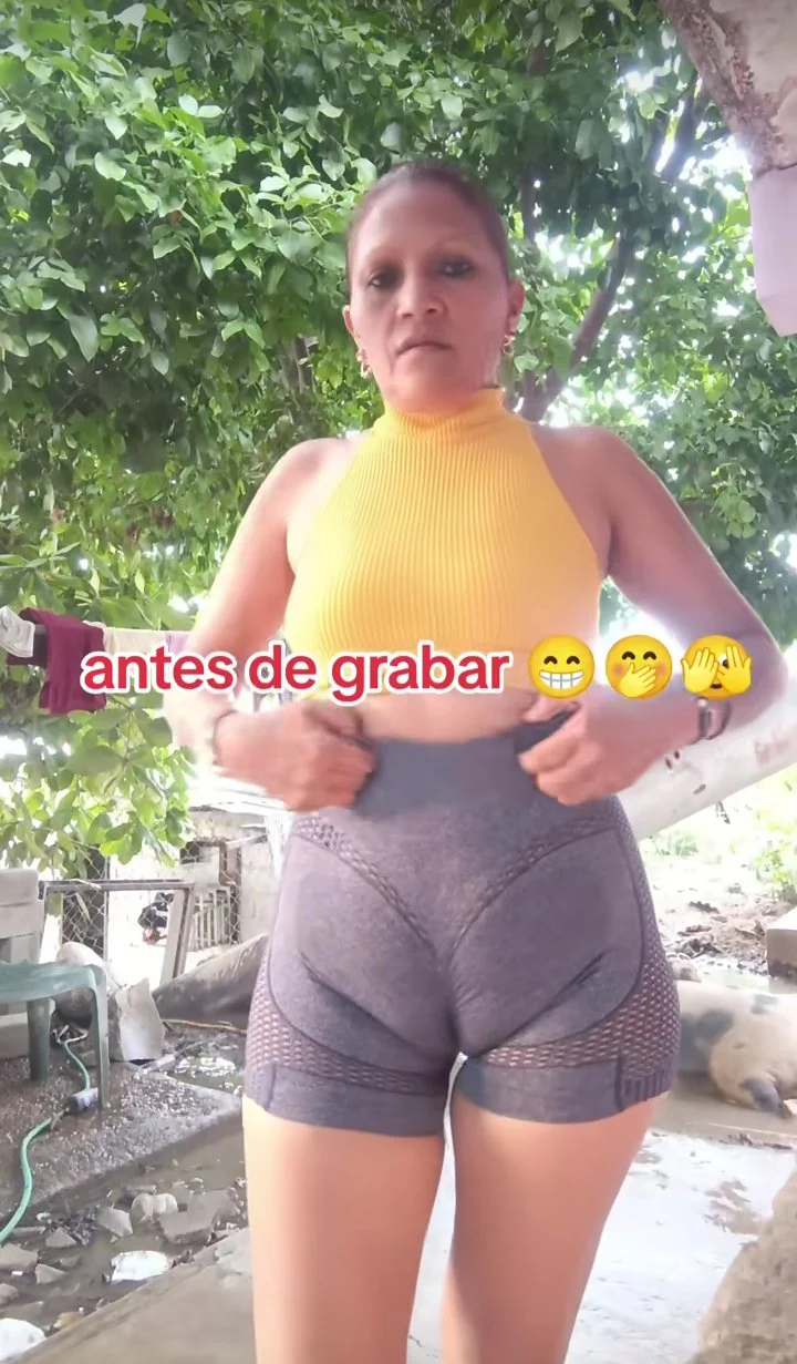 Fotos y videos de milf venezolana con tremenda Cuca bien marcada no usa ropa interior image 29