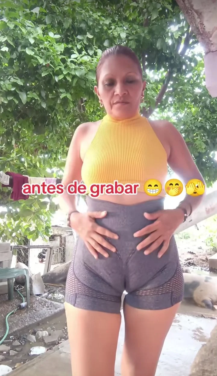 Fotos y videos de milf venezolana con tremenda Cuca bien marcada no usa ropa interior image 31