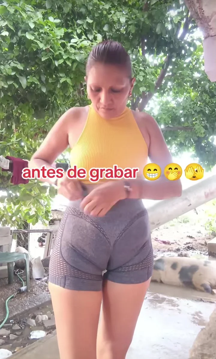 Fotos y videos de milf venezolana con tremenda Cuca bien marcada no usa ropa interior image 5