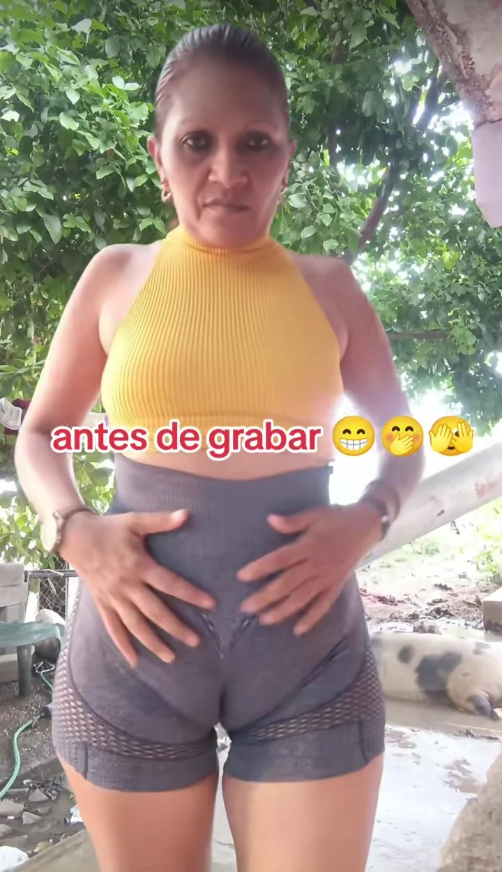 Fotos y videos de milf venezolana con tremenda Cuca bien marcada no usa ropa interior image 7