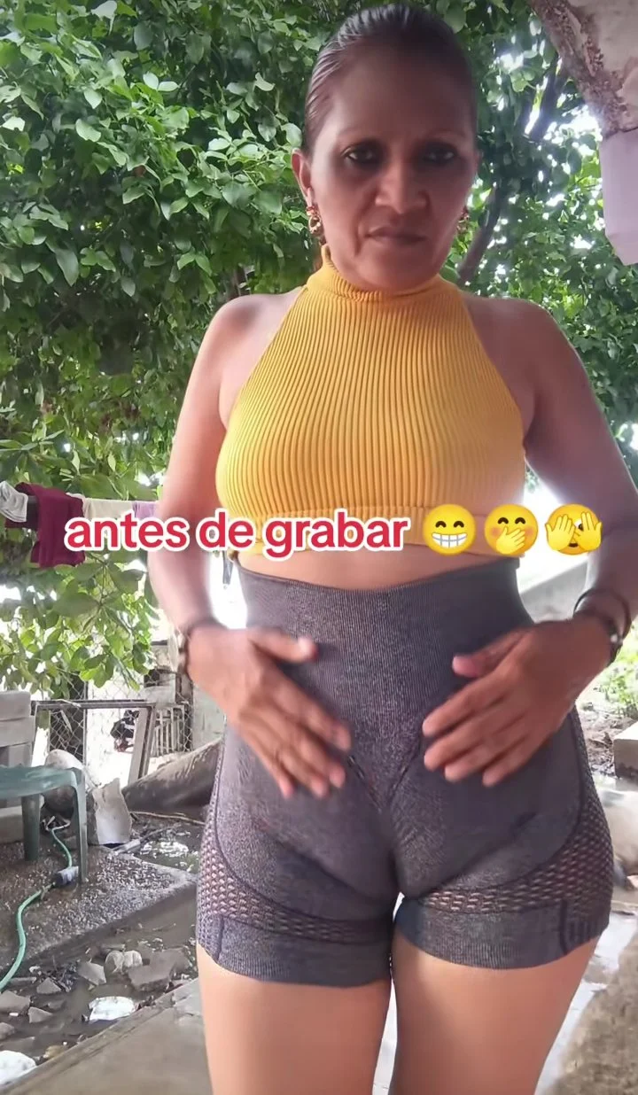 Fotos y videos de milf venezolana con tremenda Cuca bien marcada no usa ropa interior image 9