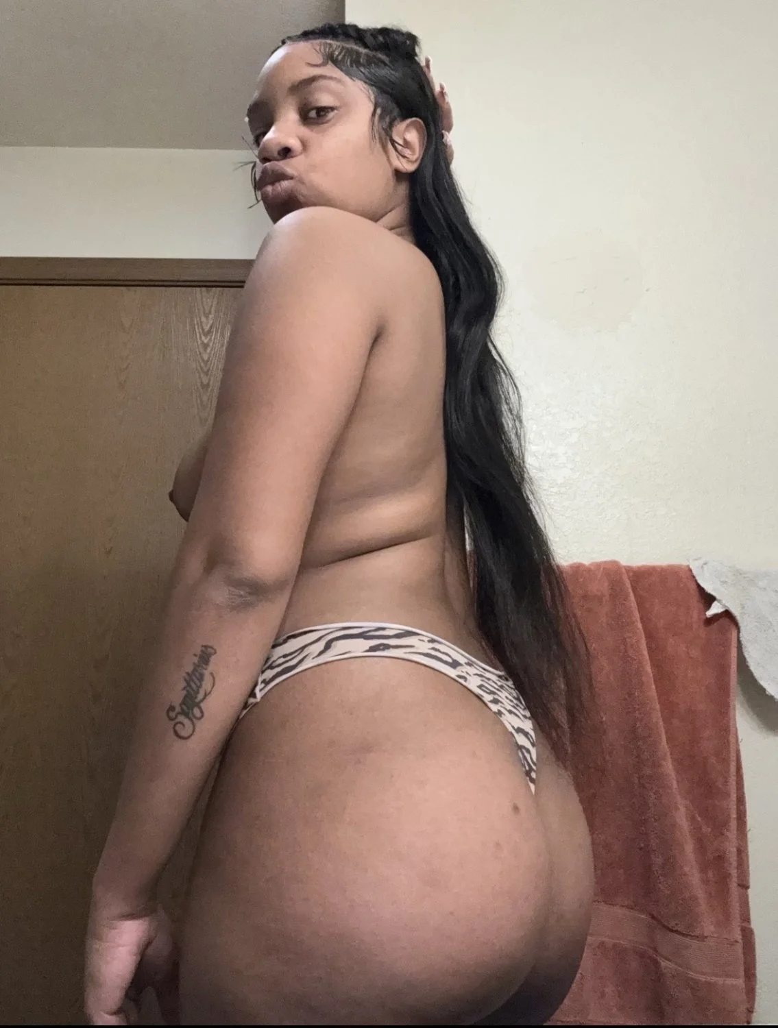 Single Moms Shows Off Assets For Attention main image