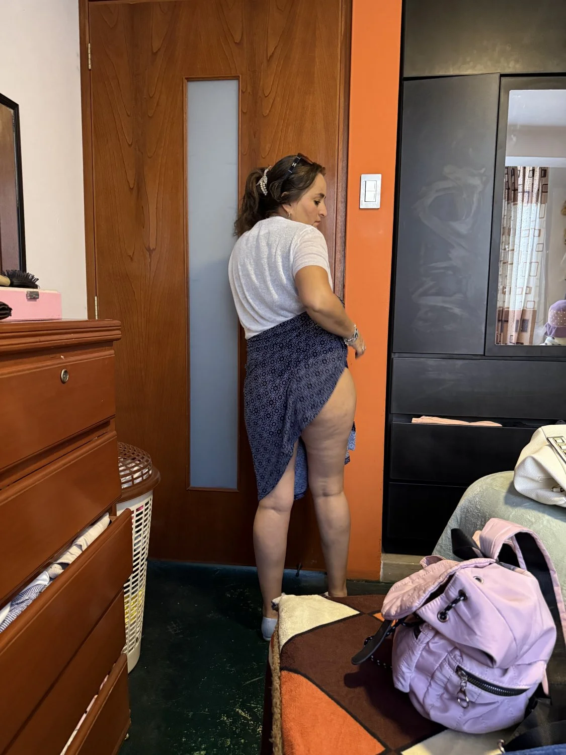 Uma delícia de mulher de saia levantando pra vcs verem o bumbum gostoso main image