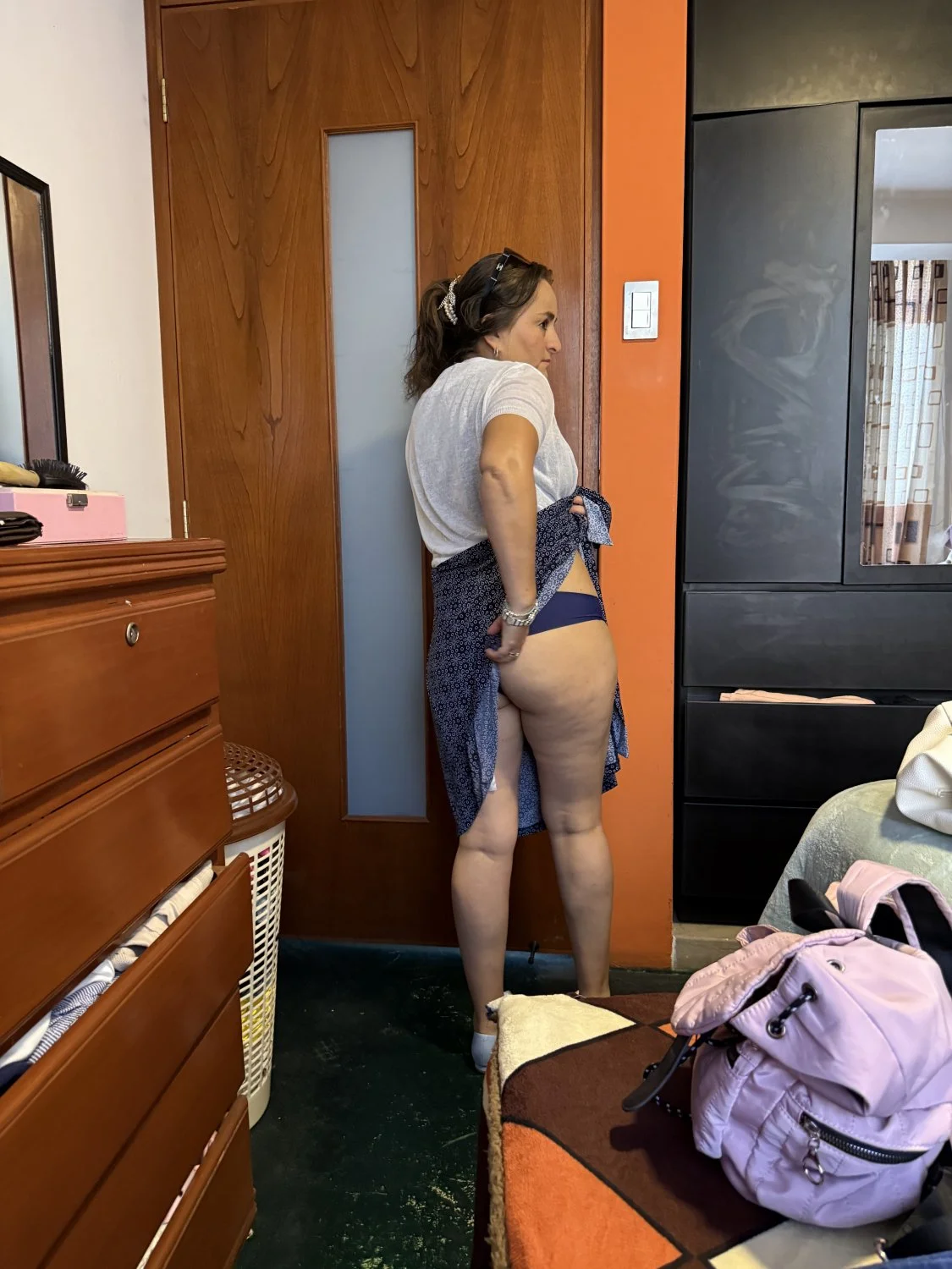 Uma delícia de mulher de saia levantando pra vcs verem o bumbum gostoso image 2