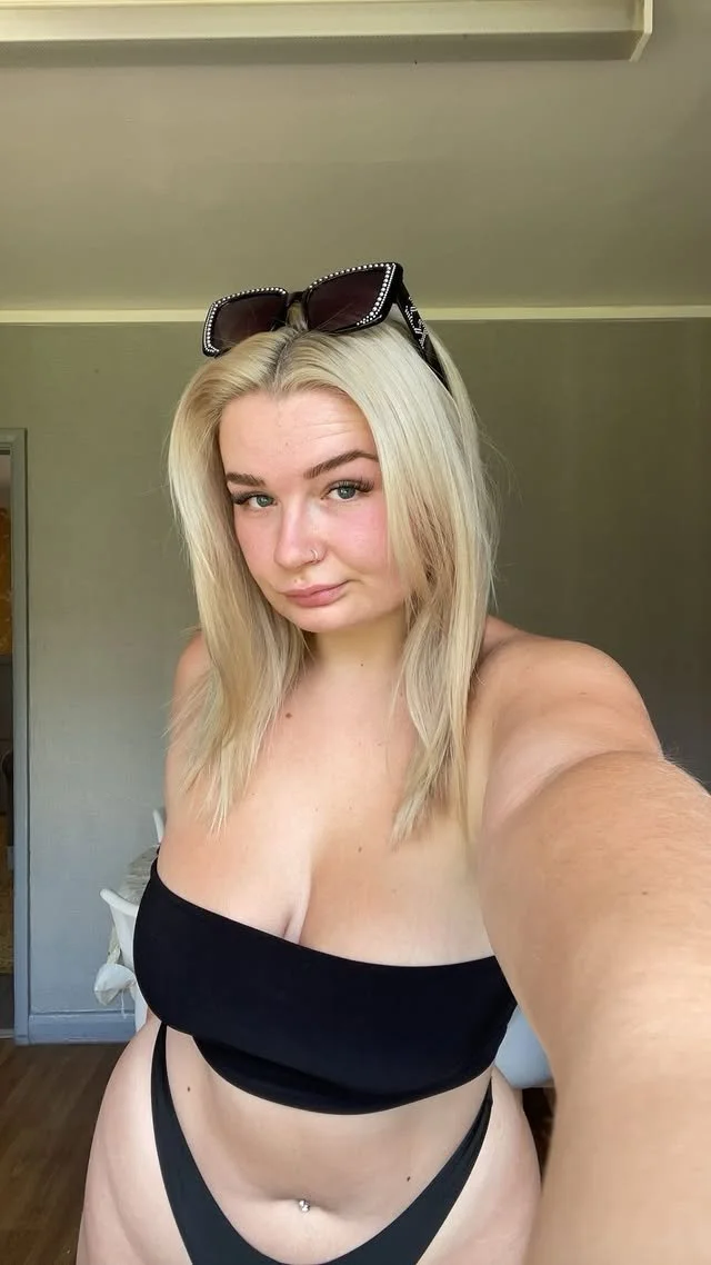 Thick UK Slut in Jeans image 2