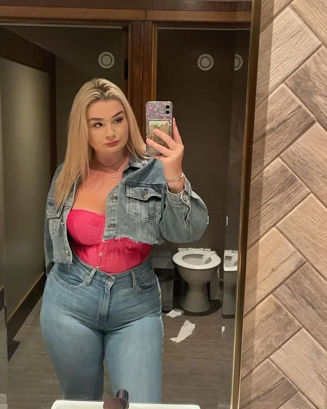 Thick UK Slut in Jeans image 7