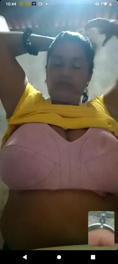 Mi puta tetona en video llamada para que me haga un paja mientras me muestra sus enormes tetas cover image