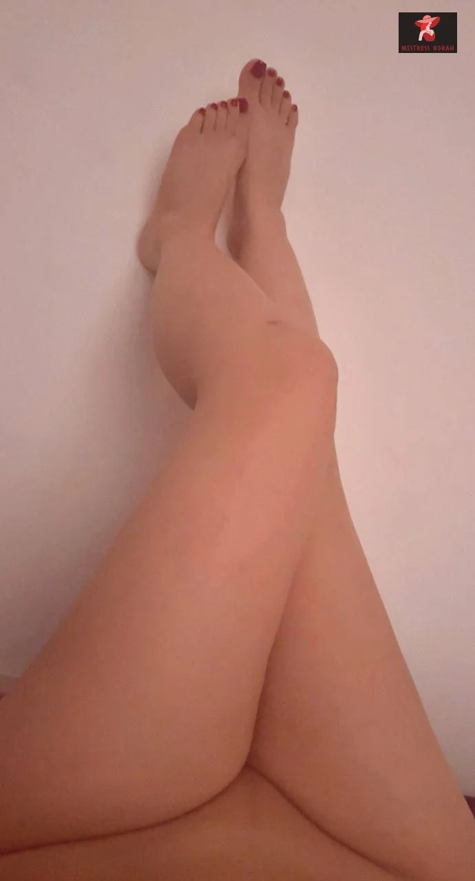 Arab Mistress- who would worship my ass and sniff it ! سادية عربية - مين عبالو ياكل طيزي ويشما !! image 4