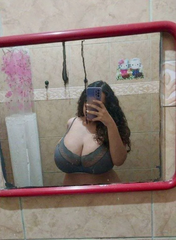 Tetona exhibida image 2
