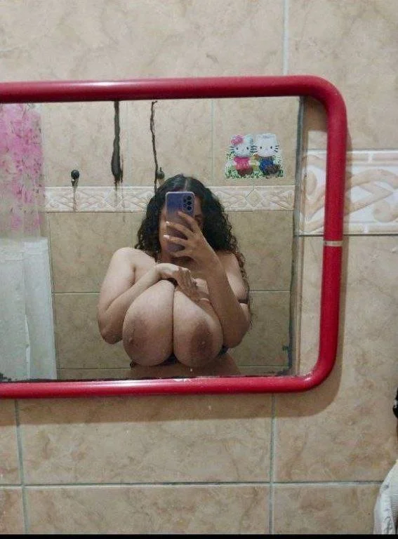 Tetona exhibida image 3