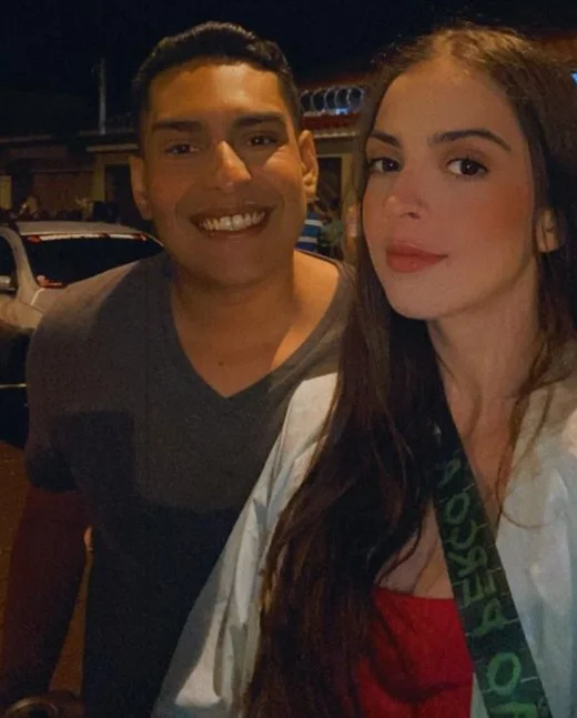 peituda safada branquinha vazada metendo de 4 image 1