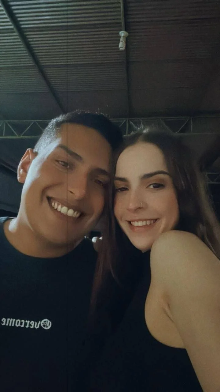 peituda safada branquinha vazada metendo de 4 image 2