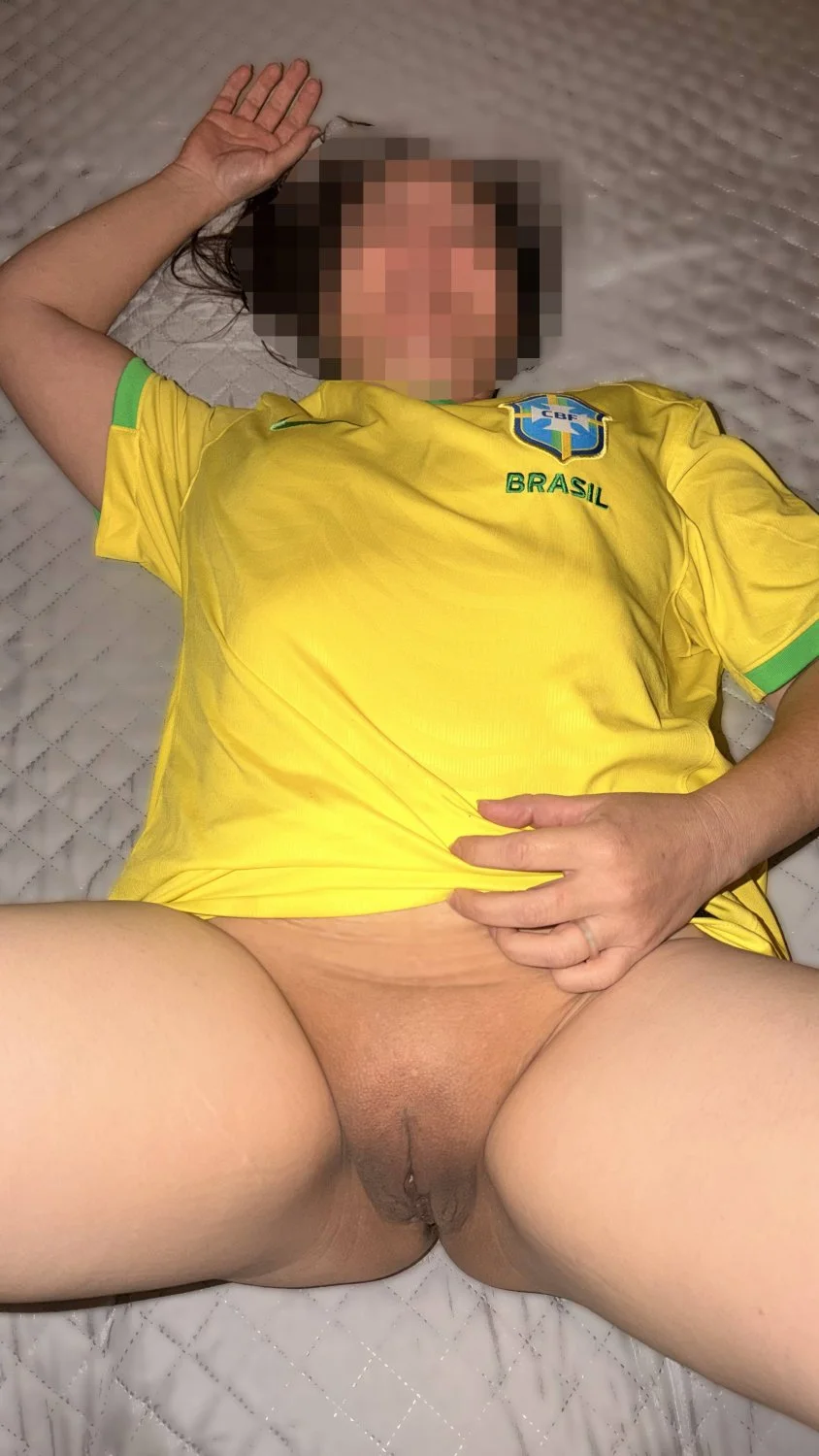 Esposa torcendo nos jogos da copa do mundo main image
