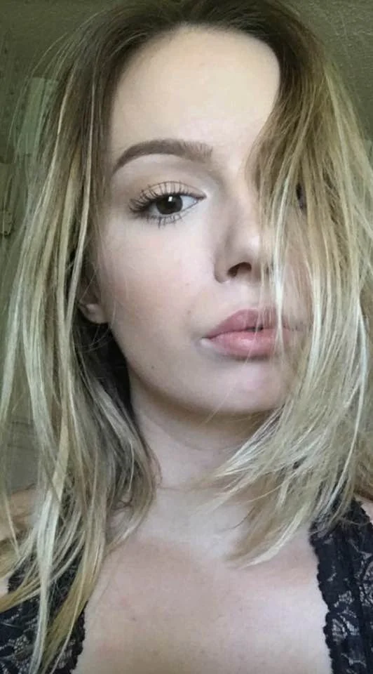 Ashley 18yo blonde gf exposed kik sendgfs22 to add your girl image 18