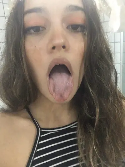 Novinha safada foi vazada mostrando os peitinhos cover image