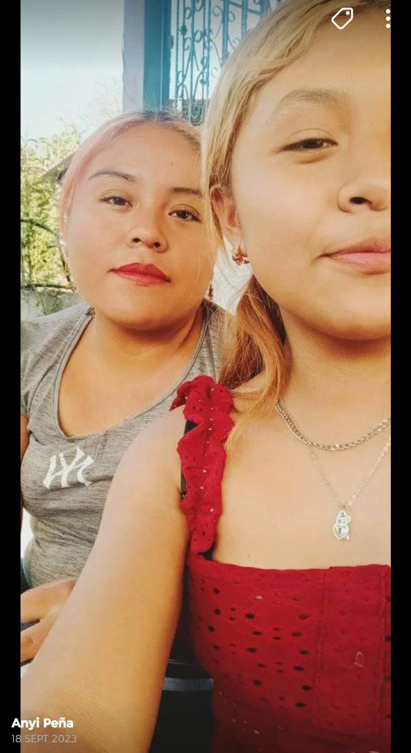 Hermanas calientes exhibiendo image 7
