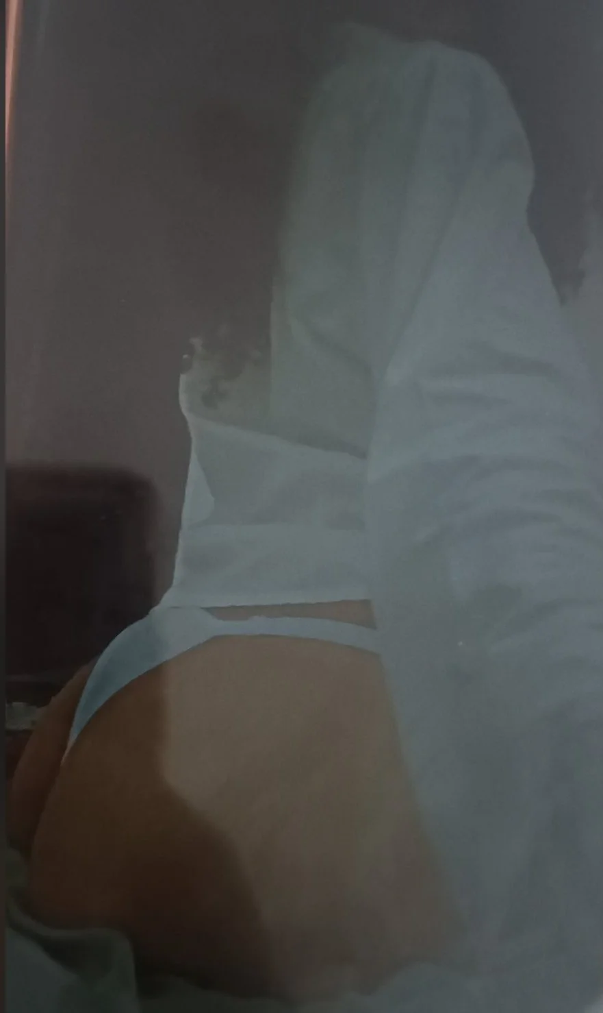 Essa vagabunda ama se exibir mostra seu corpo e a calcinha muito puta image 2