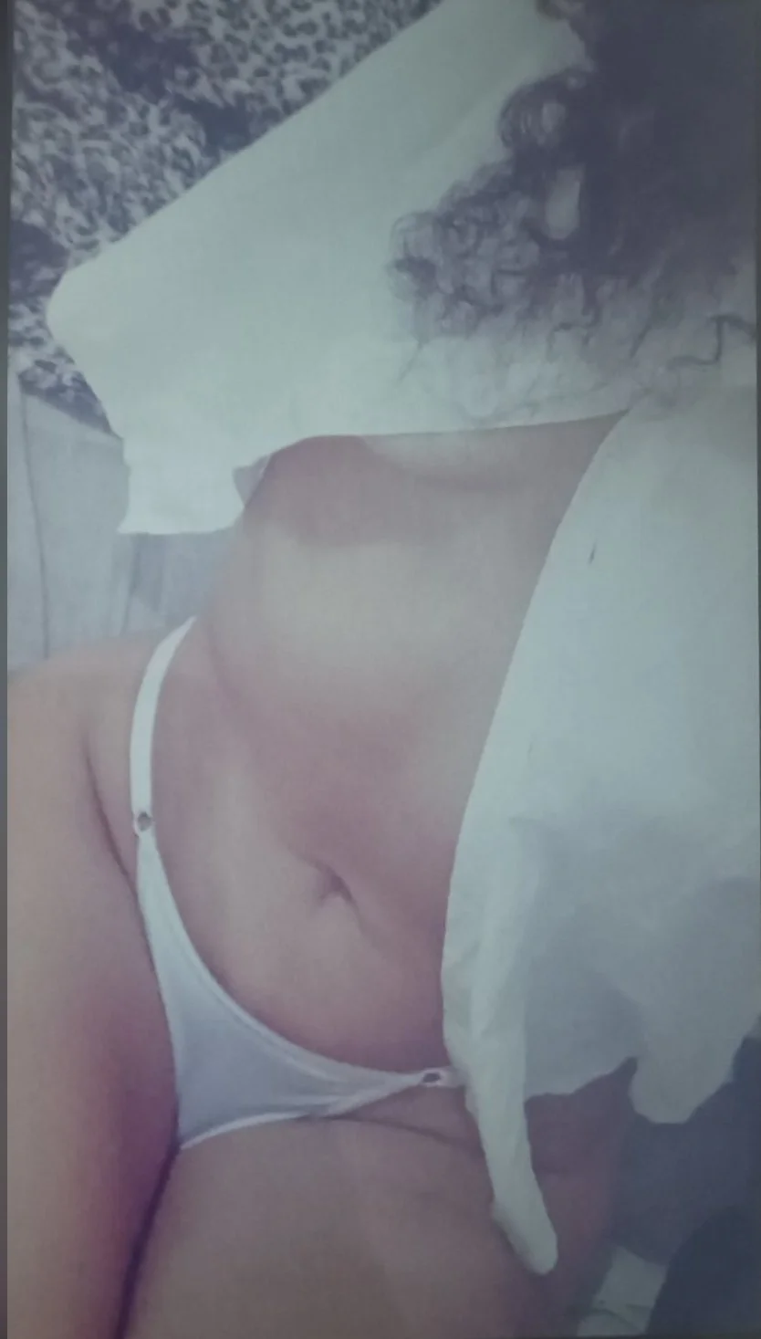 Essa vagabunda ama se exibir mostra seu corpo e a calcinha muito puta image 4