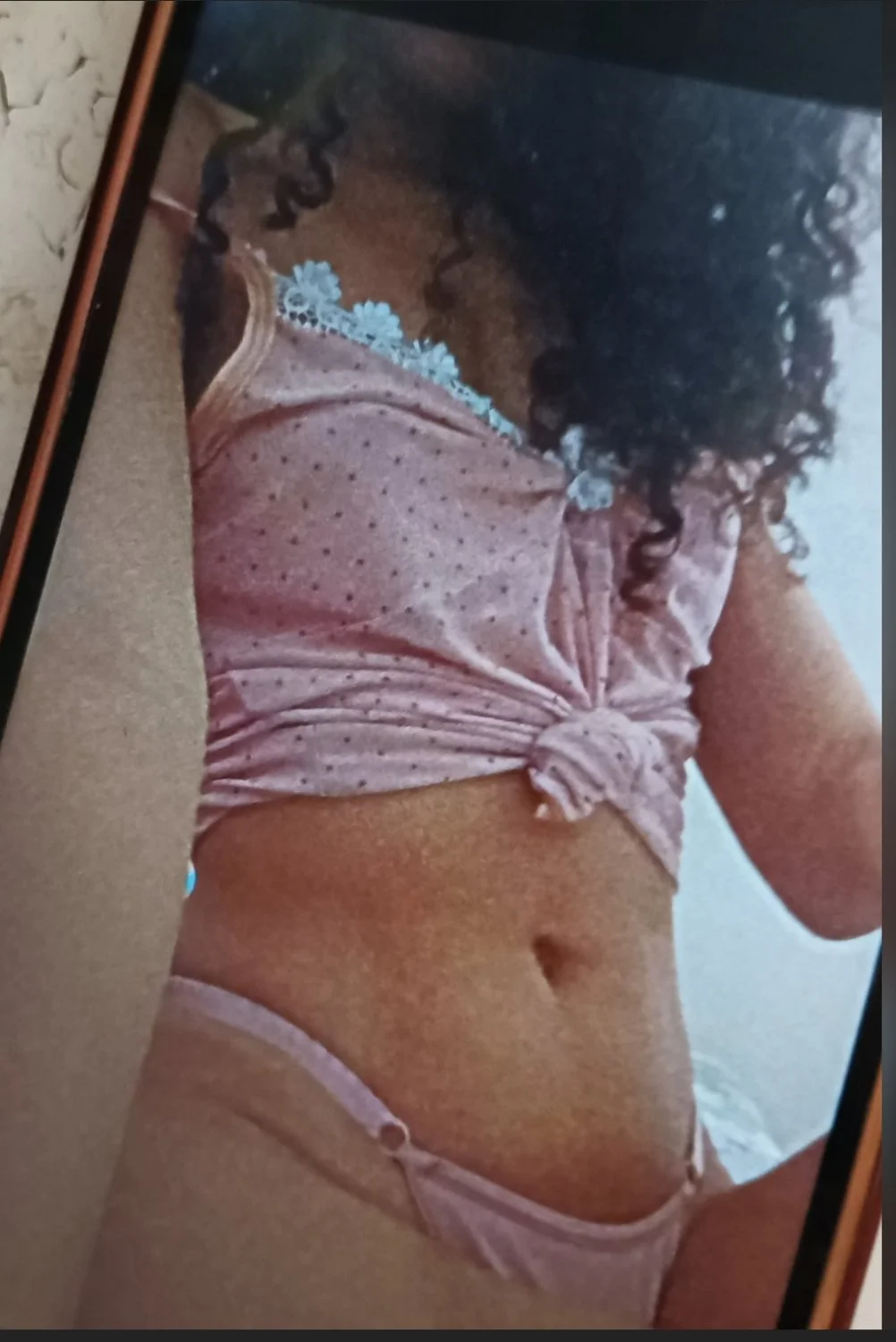 Essa vagabunda ama se exibir mostra seu corpo e a calcinha muito puta image 5