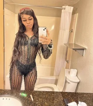 I'll fold if is see her 💦💦💦 image 2