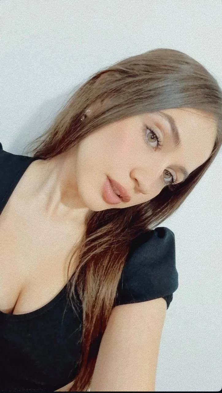 Aluhe Argentina de 18 años con tetas perfectas main image