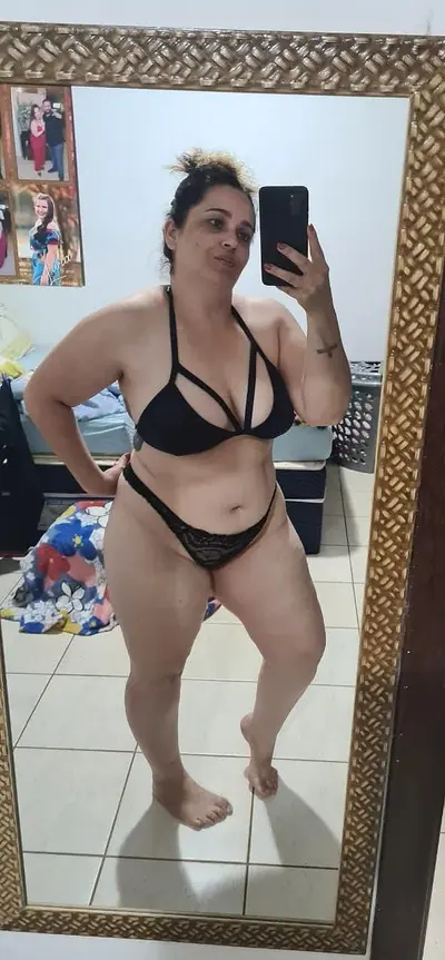 Casada safada vazou sem querer suas fotos na internet, aposto que essas não eram pro marido oq acha? cover image