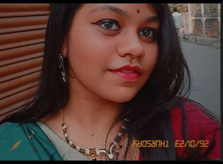 Indian bitch show her boobs main image