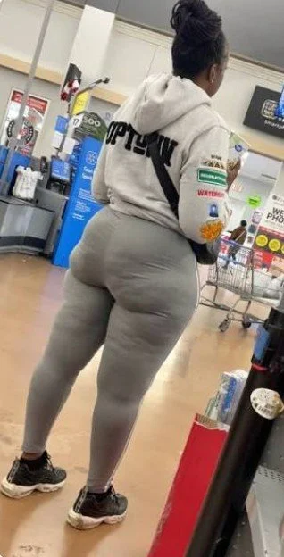 Shopping behind a stranger image 1